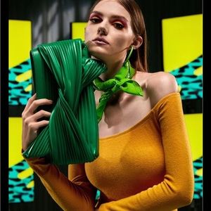 💚Green Knot front Vegan Leather Clutch 💚NEW